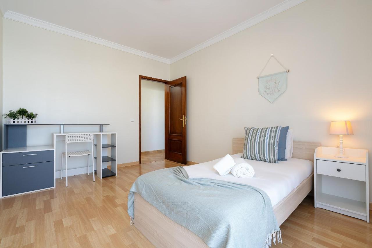 Comfy 4bdr In By Lovelystay * Portimao